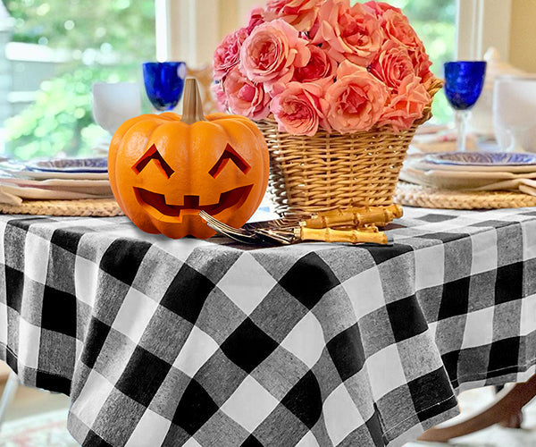 Vintage Halloween Decor: Retro-Inspired Table Linens for a Nostalgic Look Vintage Halloween Decor: Retro-Inspired Table Linens for a Nostalgic Look
