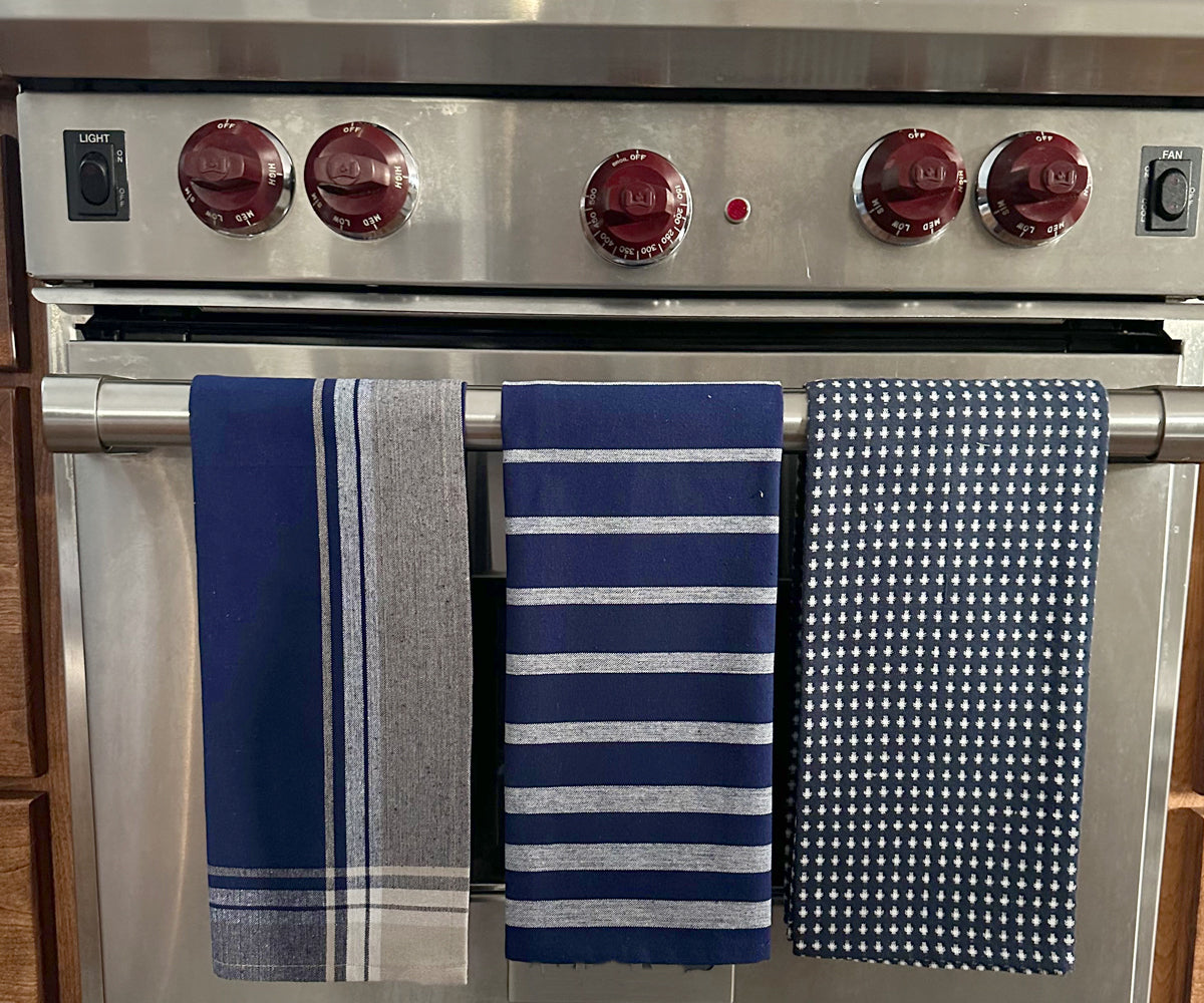 Elegant navy blue bath towels, providing both comfort and sophistication to your bathroom. Elegant navy blue bath towels, providing both comfort and sophistication to your bathroom.
