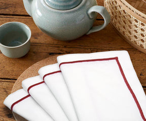 Brown napkins, adding warmth and earthiness to your table arrangement.