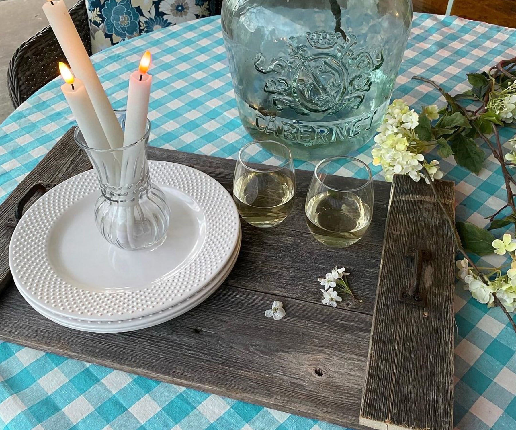 Cozy plaid tablecloth in cotton, perfect for family gatherings. Cozy plaid tablecloth in cotton, perfect for family gatherings.