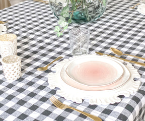 Cozy plaid tablecloth in cotton for family gatherings.