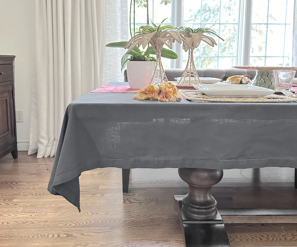 Wedding-ready gray hemstitch tablecloth in 100% cotton fabric Wedding-ready gray hemstitch tablecloth in 100% cotton fabric