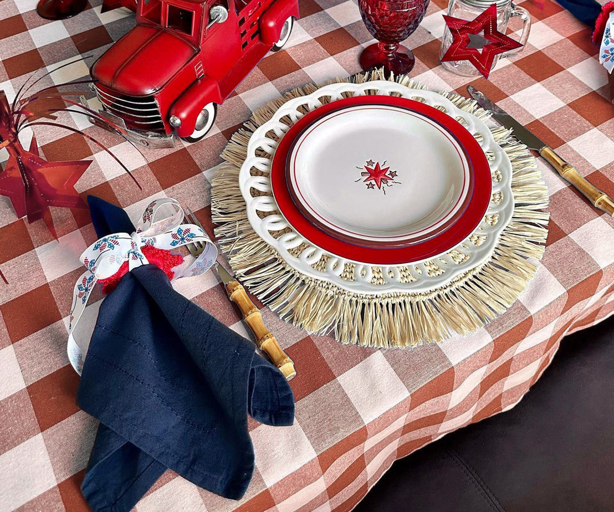 When selecting outdoor tablecloths, durability and weather resistance are key factors to consider, ensuring they stay in good condition. When selecting outdoor tablecloths, durability and weather resistance are key factors to consider, ensuring they stay in good condition.