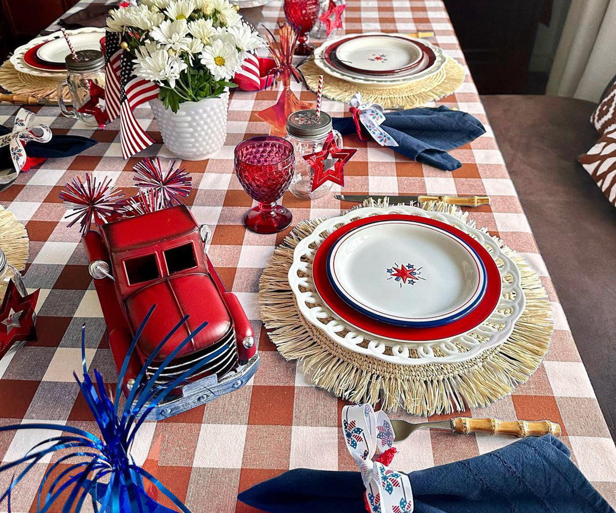 The classic pattern of a checkered tablecloth is perfect for casual events and can evoke a sense of nostalgia, bringing a relaxed atmosphere. The classic pattern of a checkered tablecloth is perfect for casual events and can evoke a sense of nostalgia, bringing a relaxed atmosphere.