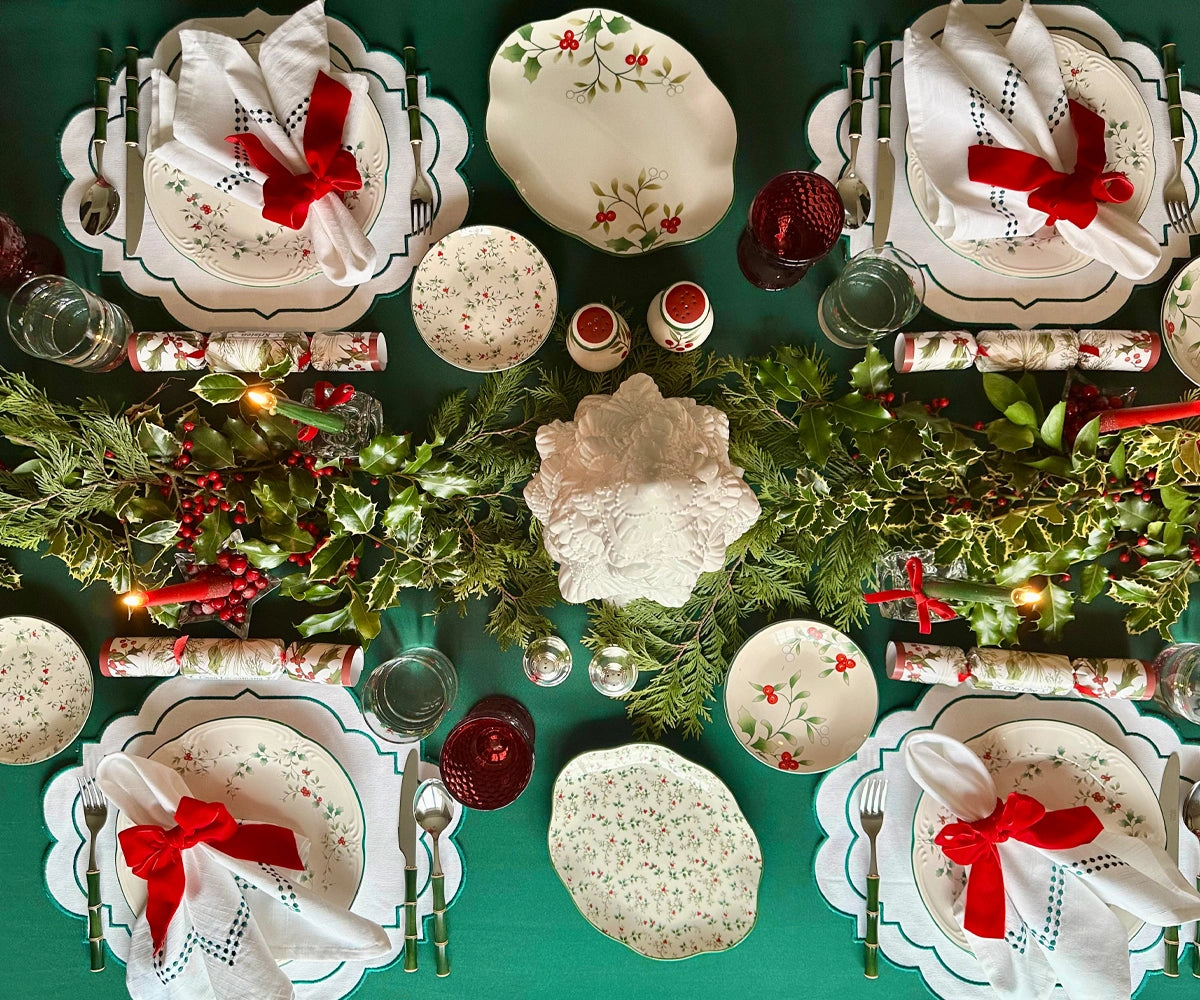 Set of green cloth placemats, washable and reusable, perfect for table protection, holiday dinners, parties, and modern table settings. Set of green cloth placemats, washable and reusable, perfect for table protection, holiday dinners, parties, and modern table settings.