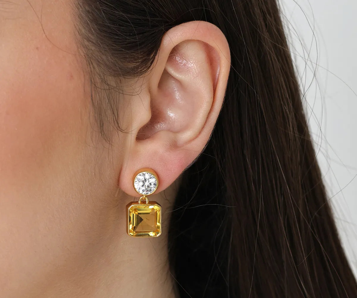Elegant gold-plated amber earrings with vintage charm and push-back closure Elegant gold-plated amber earrings with vintage charm and push-back closure