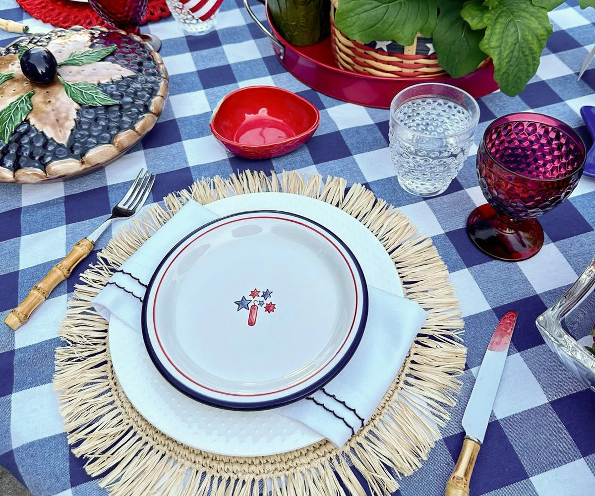 Stylish napkin design for holiday party table decorations Stylish napkin design for holiday party table decorations