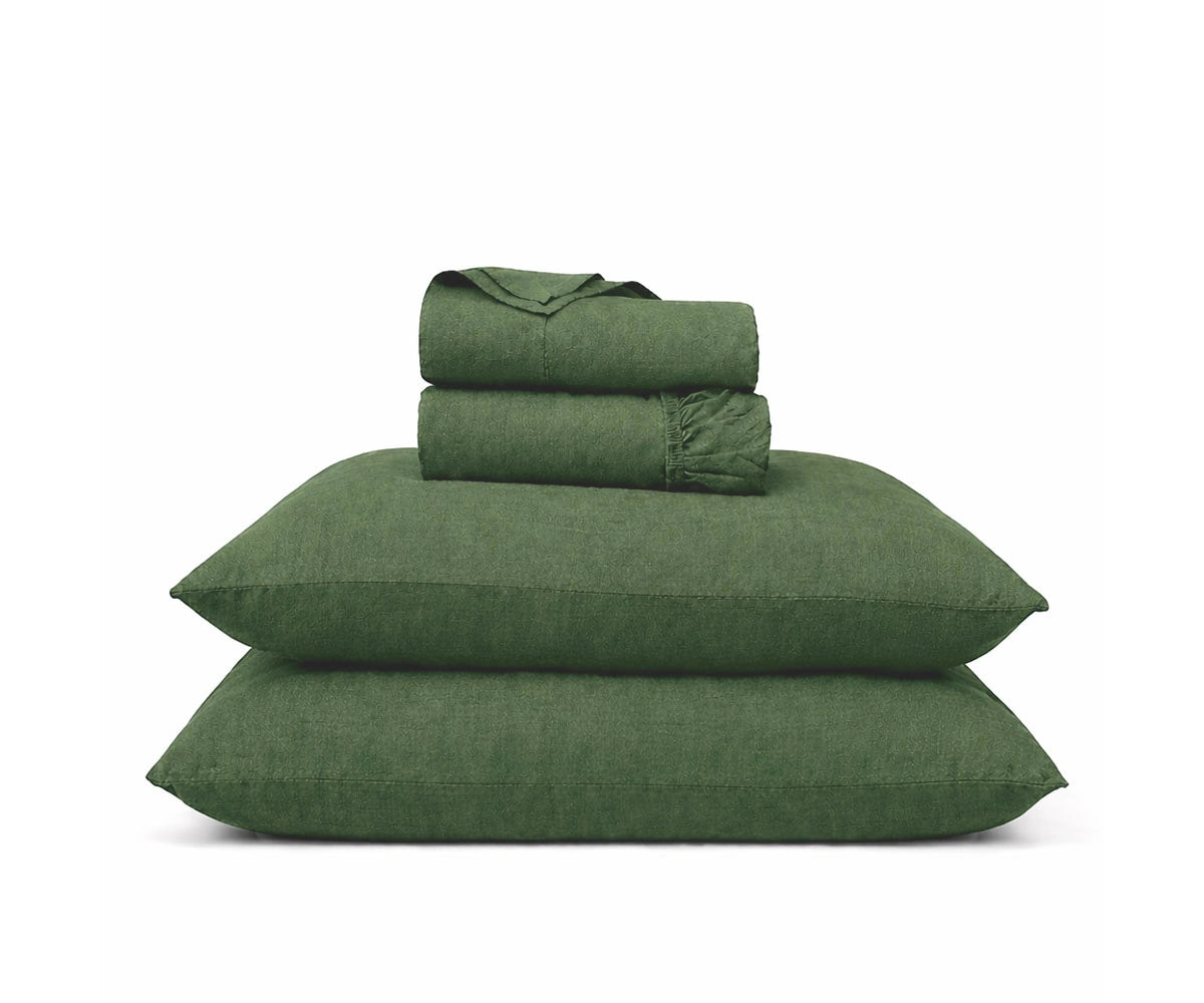 Deep forest green linen bedding set made from 100% European flax for a luxury bedroom feel Deep forest green linen bedding set made from 100% European flax for a luxury bedroom feel