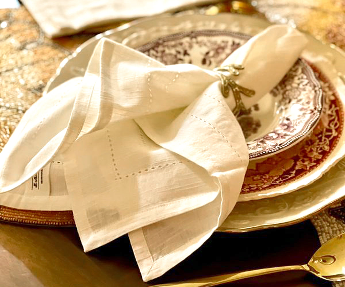 Hermstiched ivory napkins Hermstiched ivory napkins