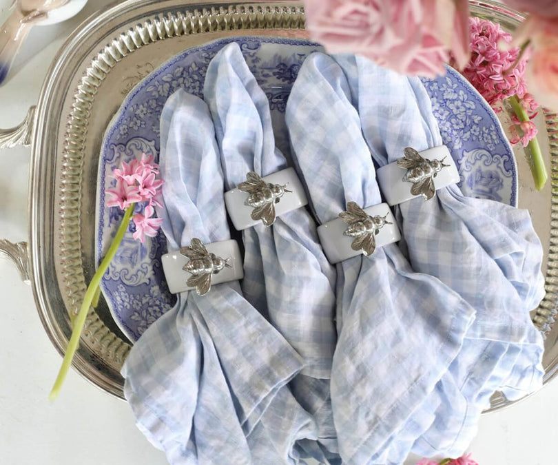 Blue linen napkins, pristine and refined, offer a sophisticated touch, enhancing the elegance of your dining space.