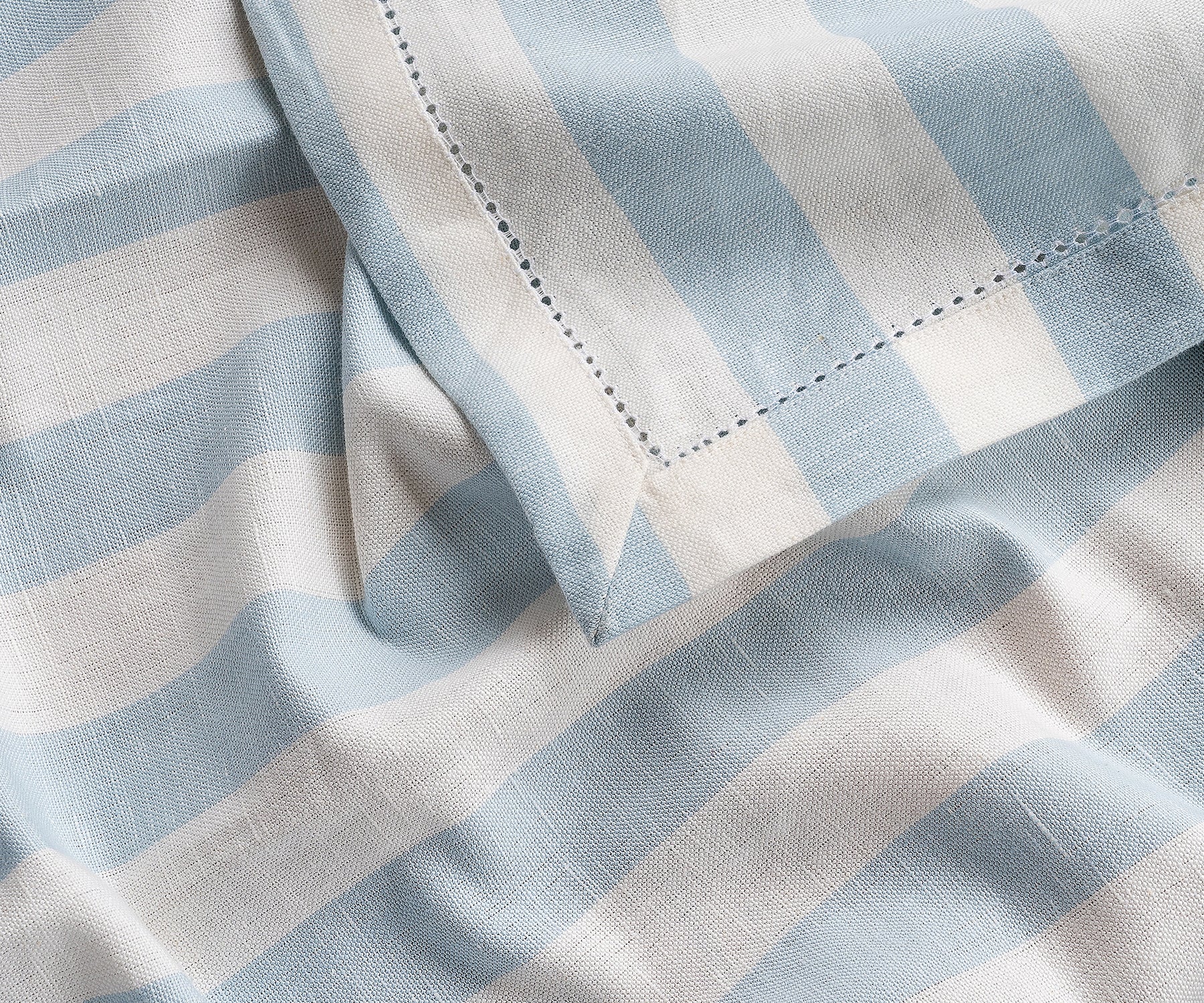 A cotton tablecloth in blue and white stripes, ideal for everyday meals and relaxed gatherings.
A cotton tablecloth in blue and white stripes, ideal for everyday meals and relaxed gatherings.
