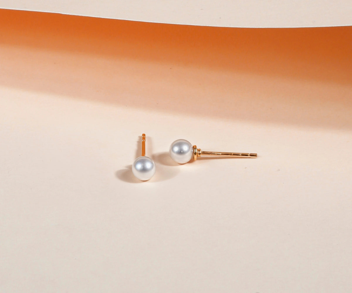 Elegant pearl earrings with 18K gold-plated setting. Elegant pearl earrings with 18K gold-plated setting.