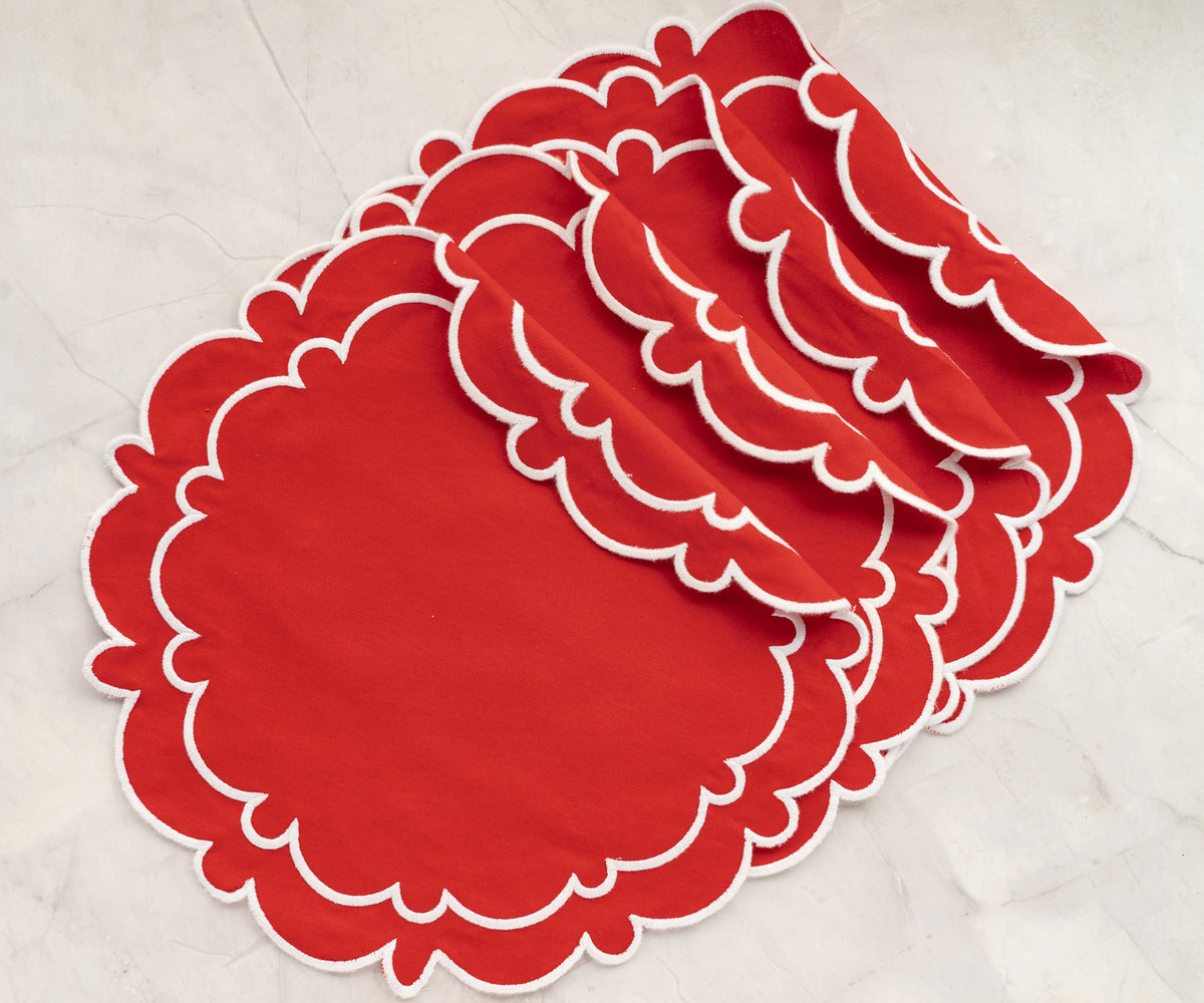 Washable cotton placemats with elegant scalloped design Washable cotton placemats with elegant scalloped design