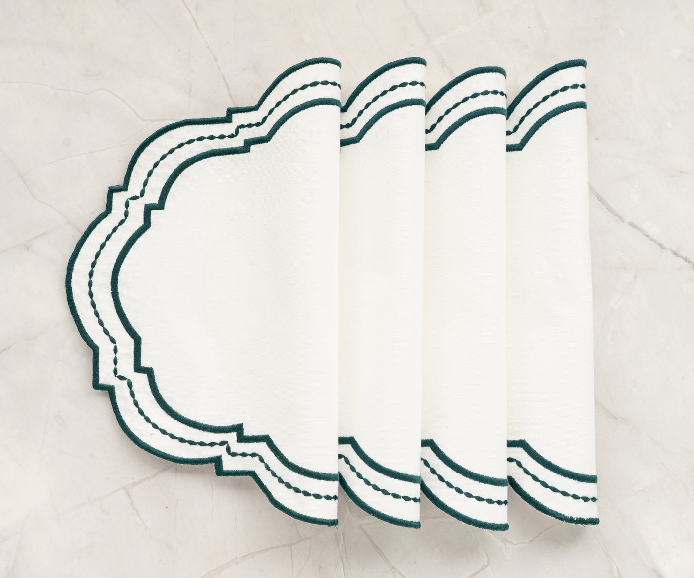 Set of 4 oval cotton placemats with scalloped edges and stitched detailing Set of 4 oval cotton placemats with scalloped edges and stitched detailing