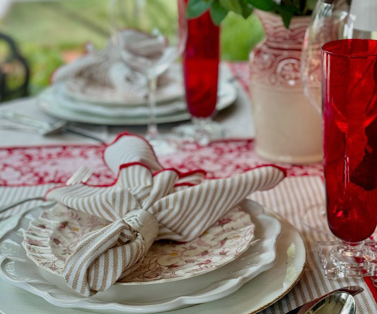 Classic striped napkins, perfect for everyday meals or special occasions. Classic striped napkins, perfect for everyday meals or special occasions.