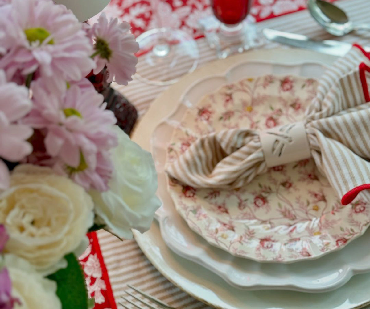 Cotton napkins: A timeless addition to any well-equipped kitchen. Cotton napkins: A timeless addition to any well-equipped kitchen.