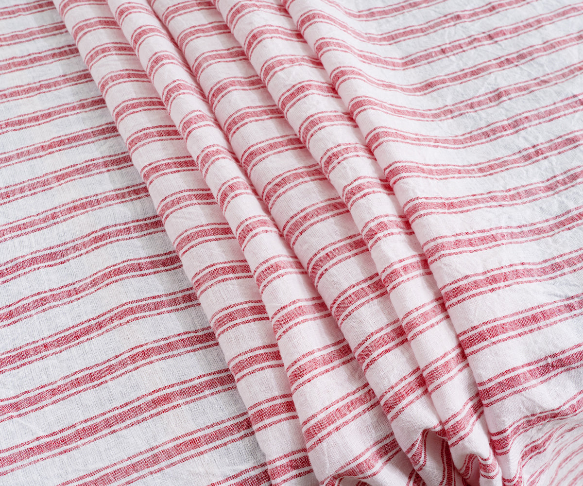 Rectangular red tablecloth for a subtle and elegant decor. Rectangular red tablecloth for a subtle and elegant decor.