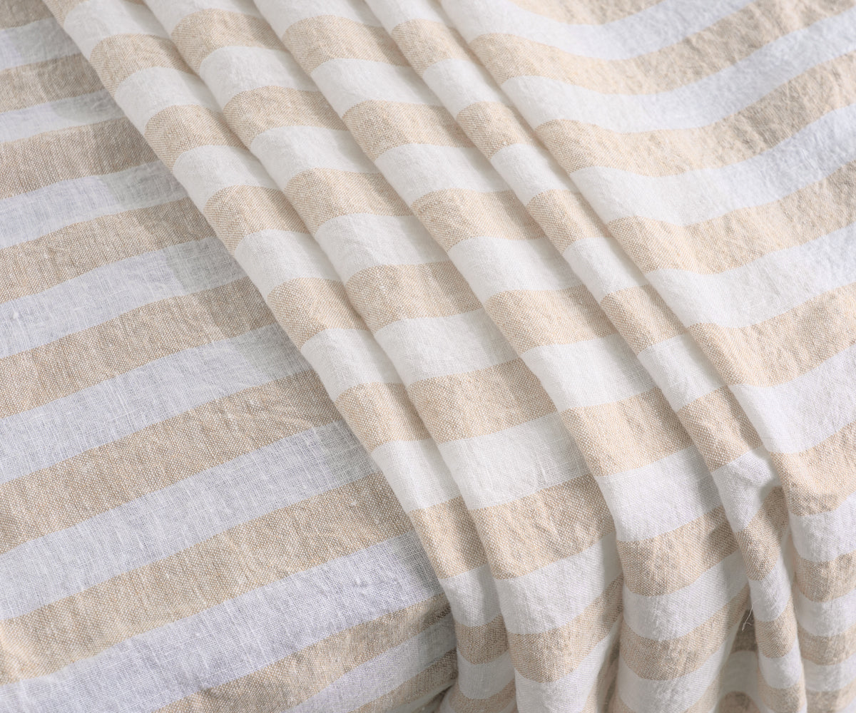Off-white tablecloth in a classic and timeless design. Off-white tablecloth in a classic and timeless design.