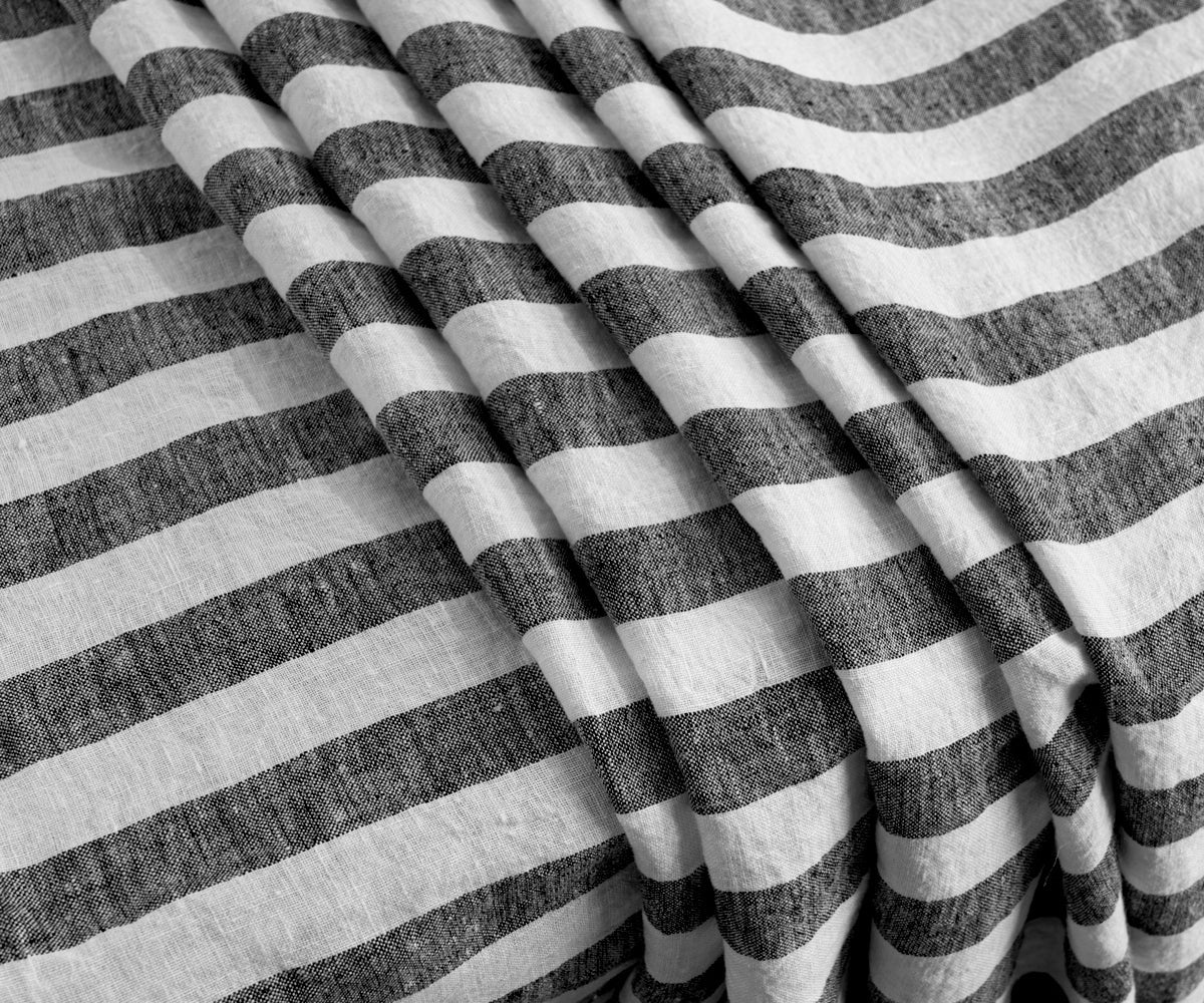 Natural linen tablecloth, ideal for a rustic and cozy atmosphere. Natural linen tablecloth, ideal for a rustic and cozy atmosphere.