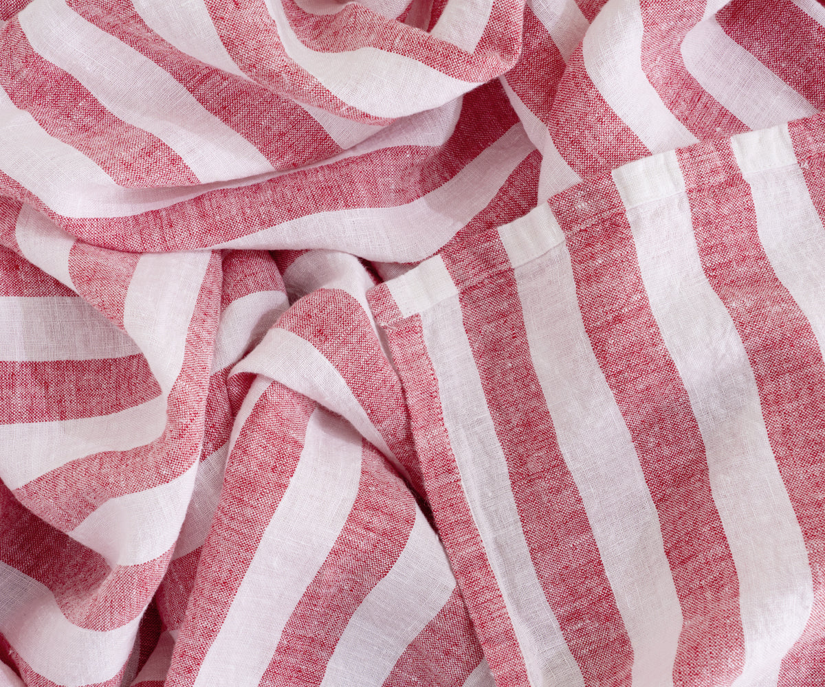 High-quality linen tablecloths for a sophisticated dining experience High-quality linen tablecloths for a sophisticated dining experience