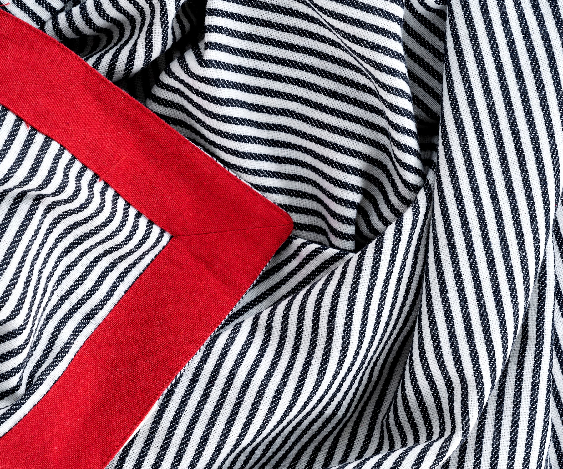 Stylish Red and Black Tablecloth - Create a Dynamic and Trendy Ambiance Stylish Red and Black Tablecloth - Create a Dynamic and Trendy Ambiance