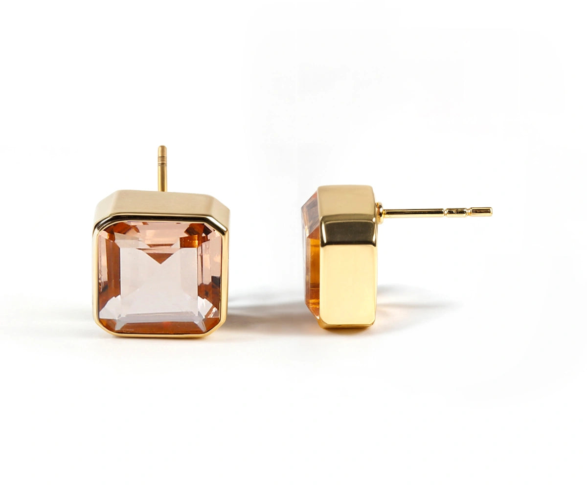 Side profile of morganite earrings studs showcasing the push-back closure and polished gold finish. Side profile of morganite earrings studs showcasing the push-back closure and polished gold finish.