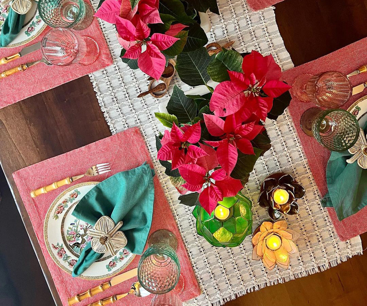 Enhance your dining table with red fabric placemats, combining style and protection for a more elegant eating experience. Enhance your dining table with red fabric placemats, combining style and protection for a more elegant eating experience.