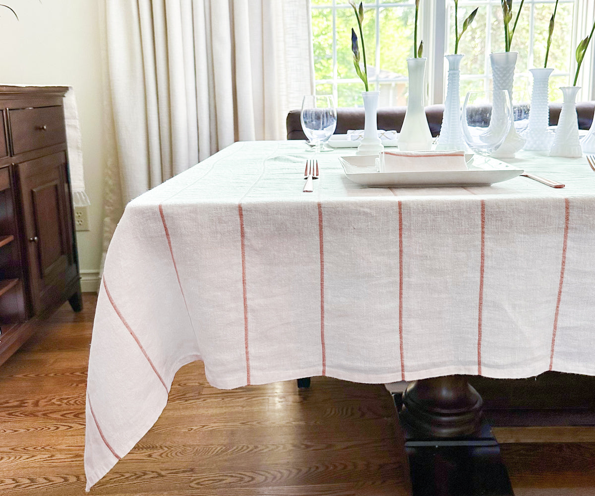 100% linen tablecloths for a touch of luxury and durability.