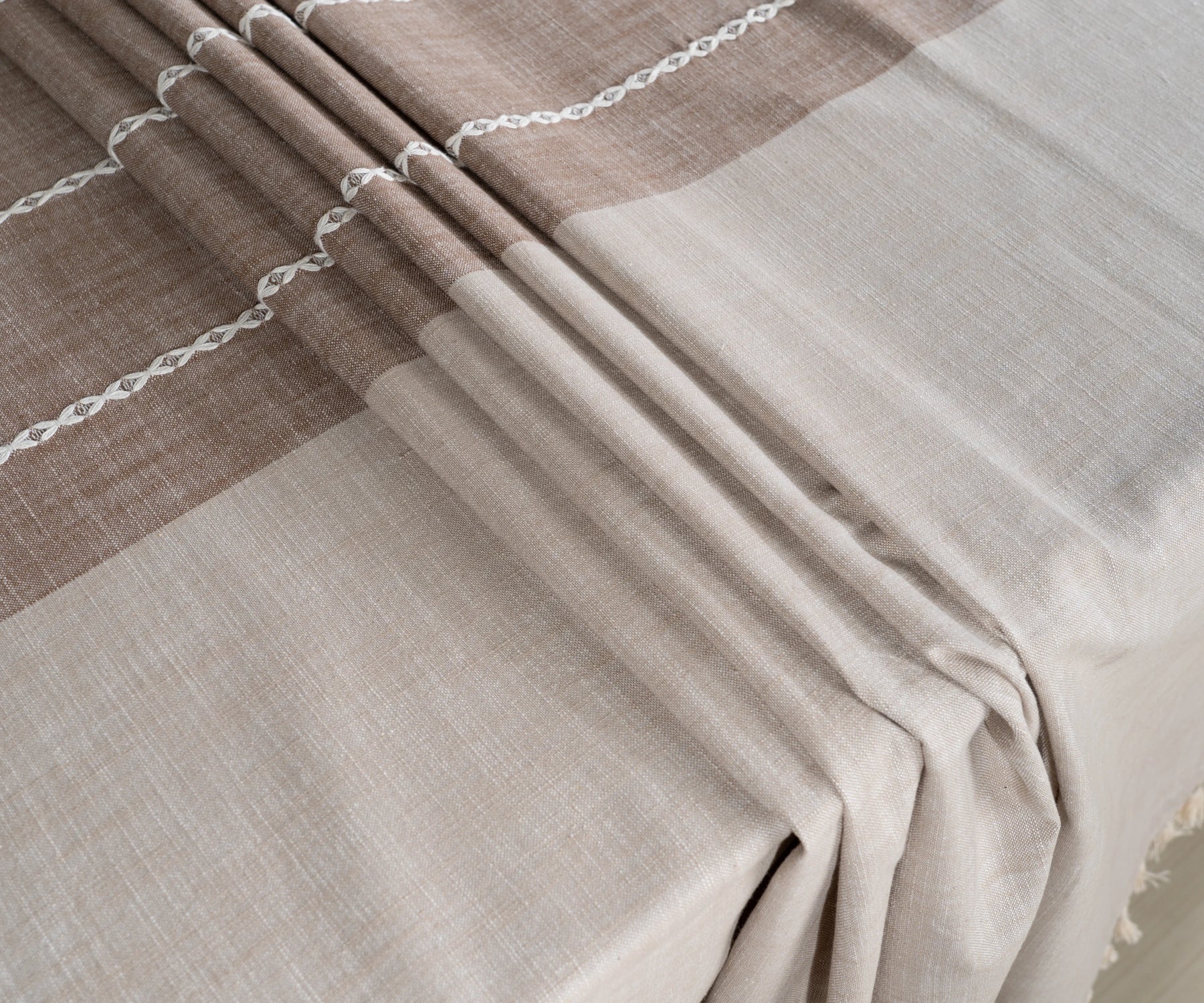 Cotton woven rectangle tablecloth with decorative tassels, perfect for indoor or outdoor dining. Cotton woven rectangle tablecloth with decorative tassels, perfect for indoor or outdoor dining.