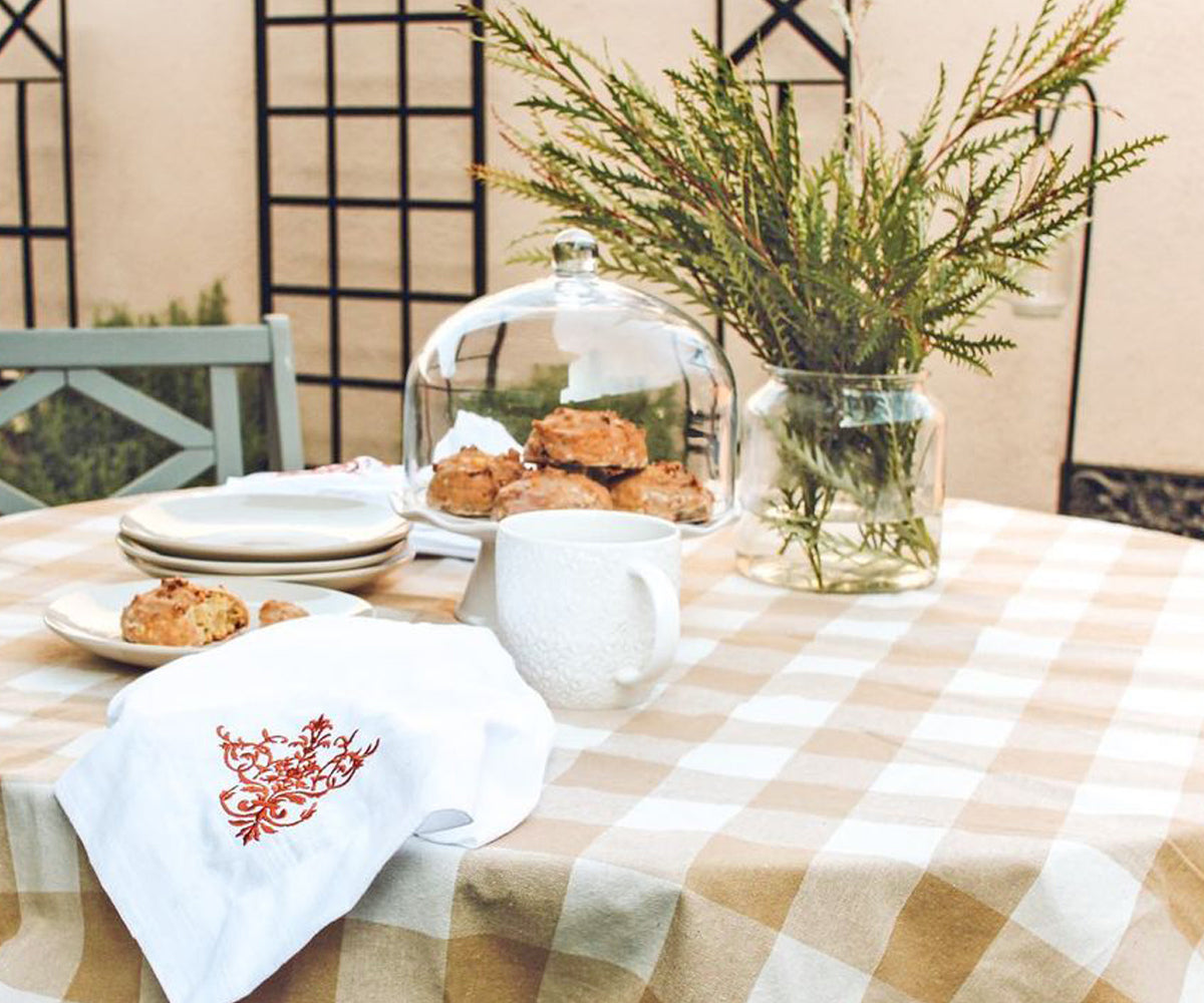 A round plaid tablecloth in a timeless design. A round plaid tablecloth in a timeless design.