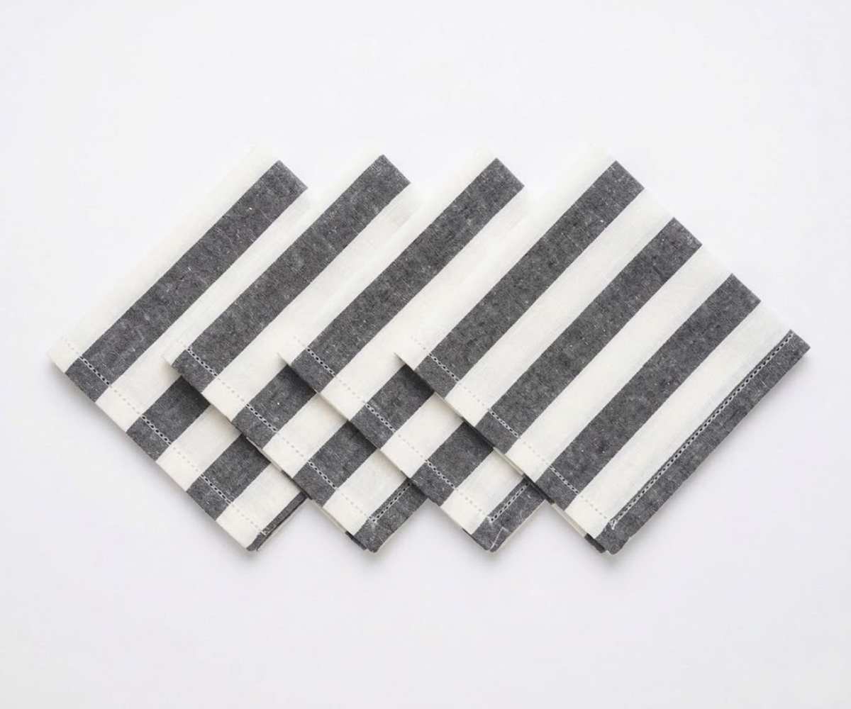 Striped cloth dinner napkins in cotton linen blend with hemstitched edges Striped cloth dinner napkins in cotton linen blend with hemstitched edges
