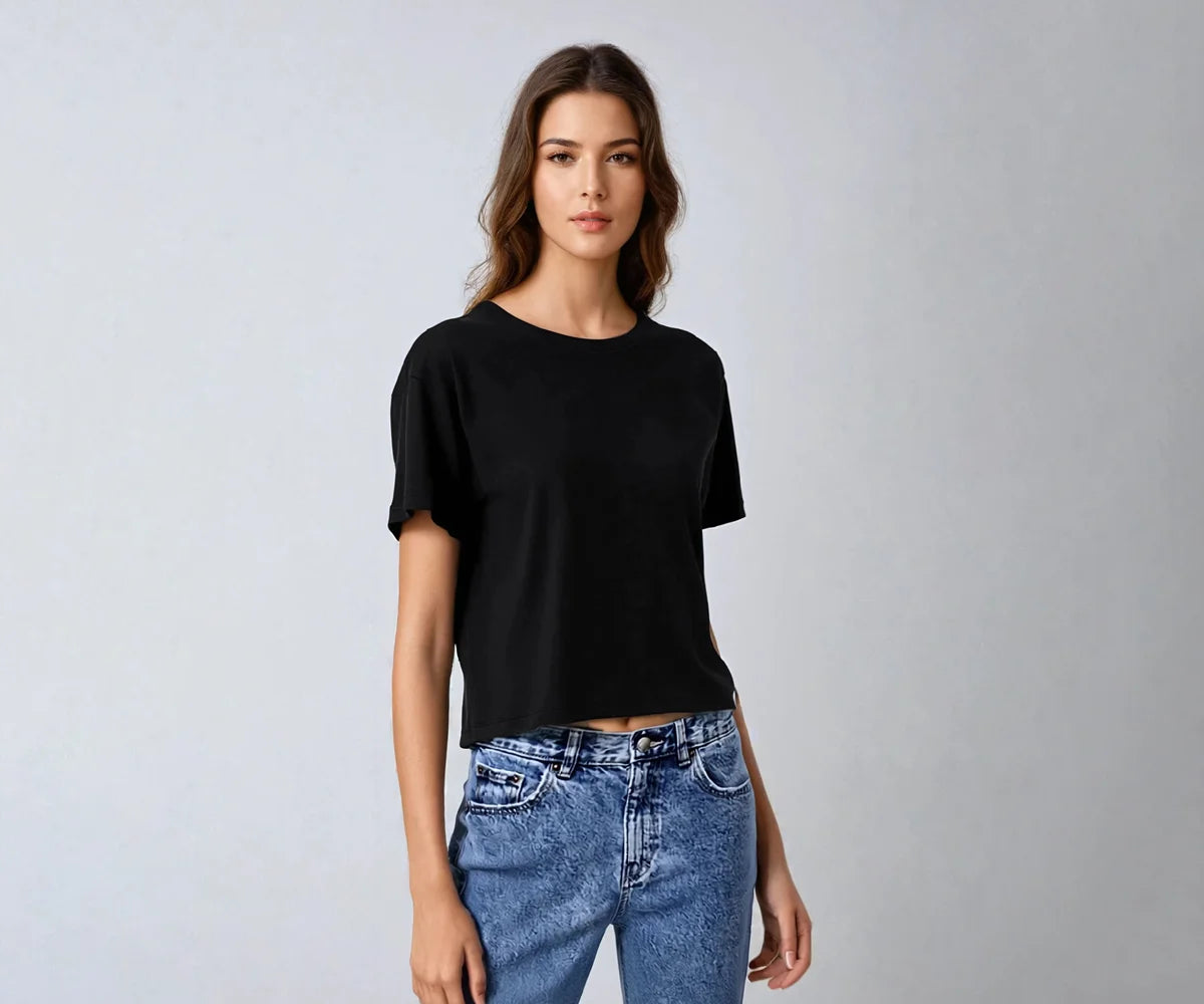Trendy black crop top with a relaxed fit Trendy black crop top with a relaxed fit