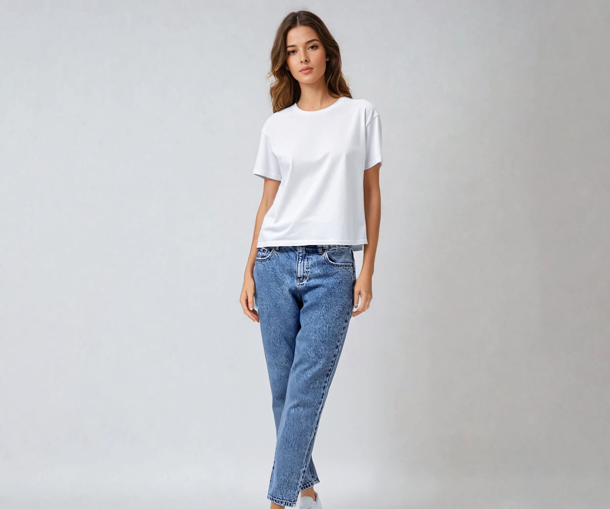 Short sleeve white crop top for a casual summer outfit Short sleeve white crop top for a casual summer outfit