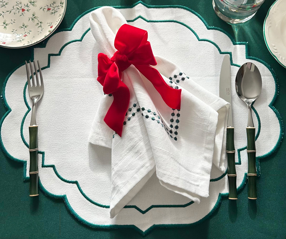 Set of white cotton napkins featuring green dots Set of white cotton napkins featuring green dots