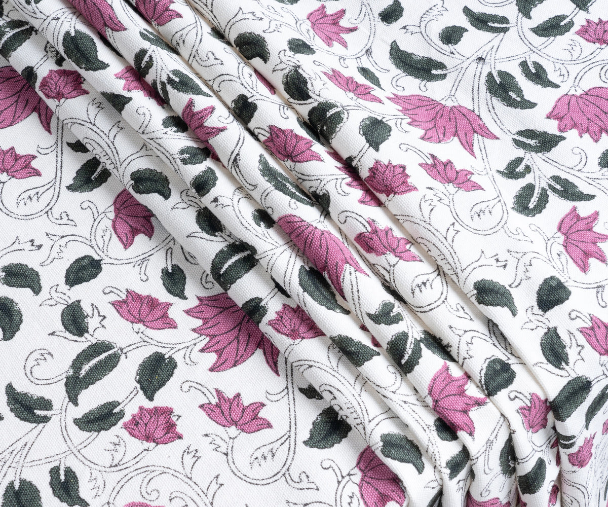 Elegant farmhouse-style tablecloth with floral print Elegant farmhouse-style tablecloth with floral print