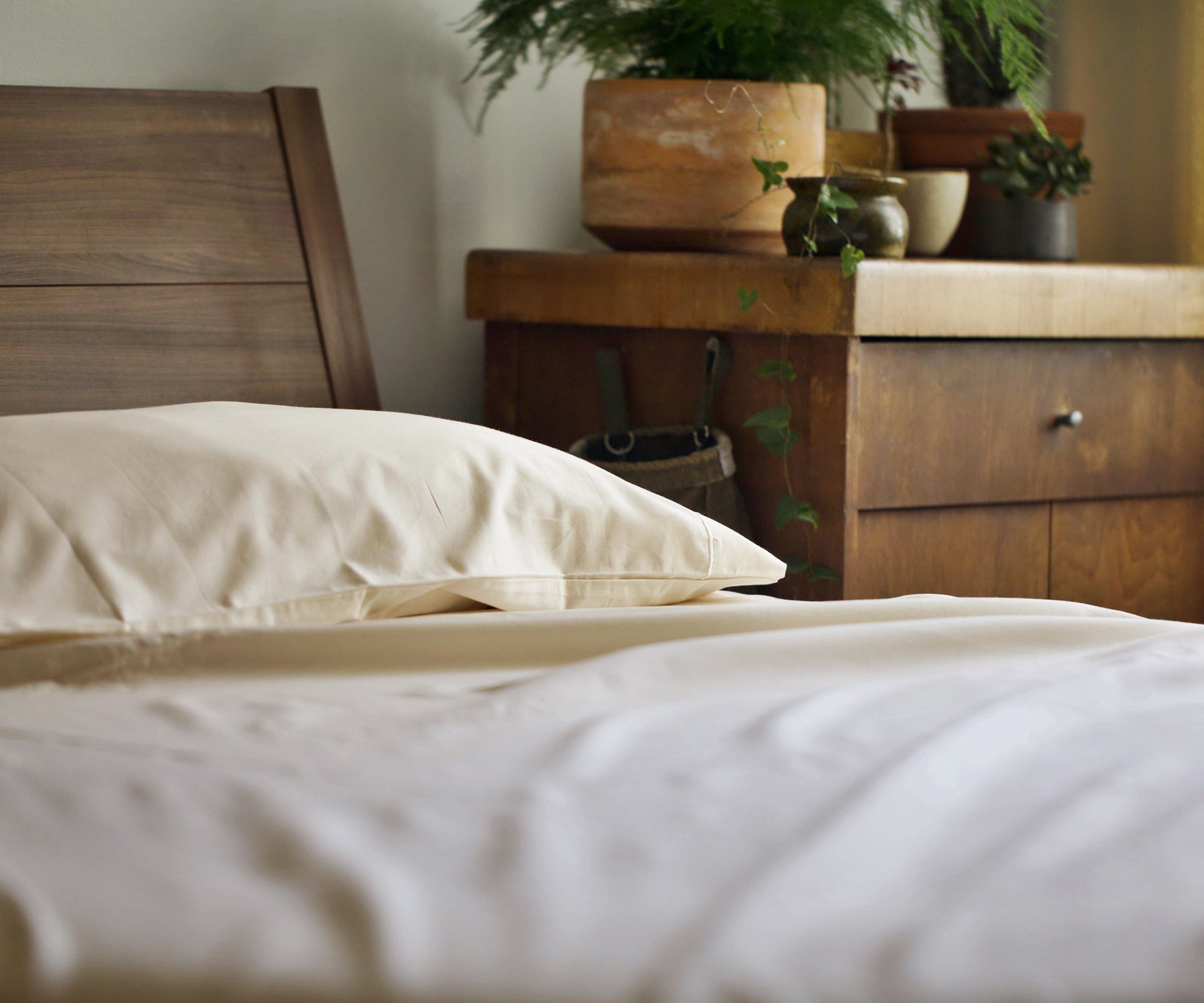 Queen fitted sheet, providing a tailored fit for queen-sized mattresses.