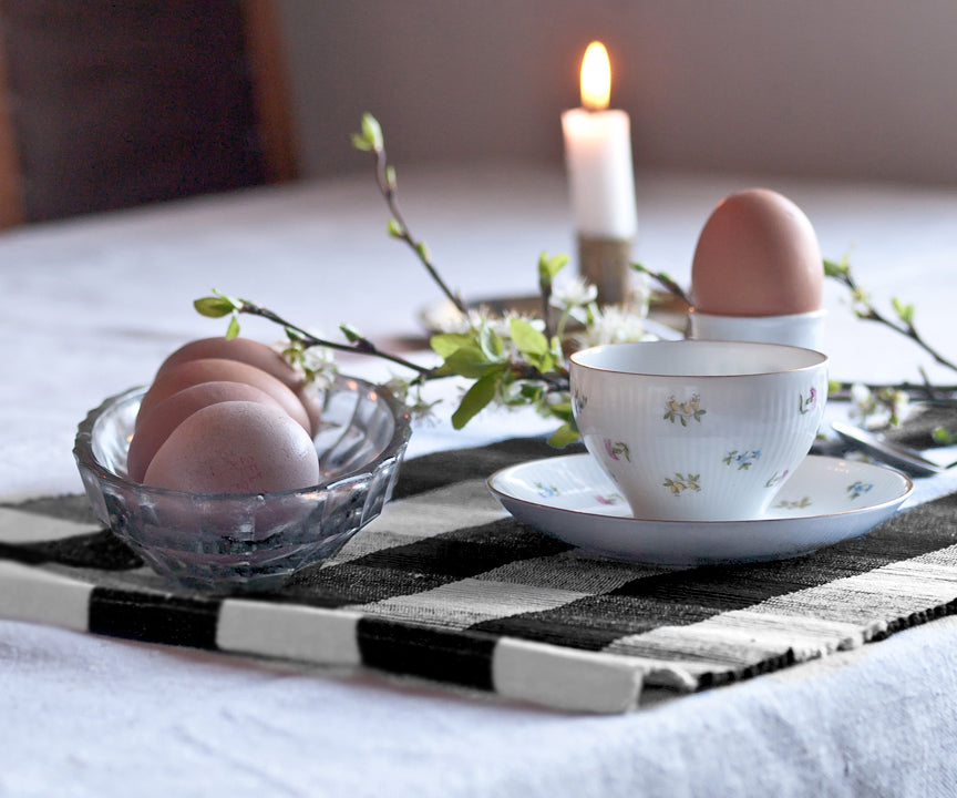 Checked placemat crafted from high-quality cotton for a touch of comfort and style Checked placemat crafted from high-quality cotton for a touch of comfort and style