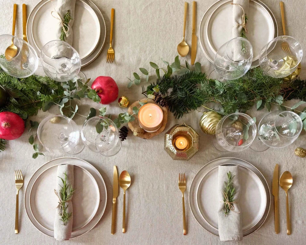 restaurant-white-napkins-and-tablecloth restaurant-white-napkins-and-tablecloth