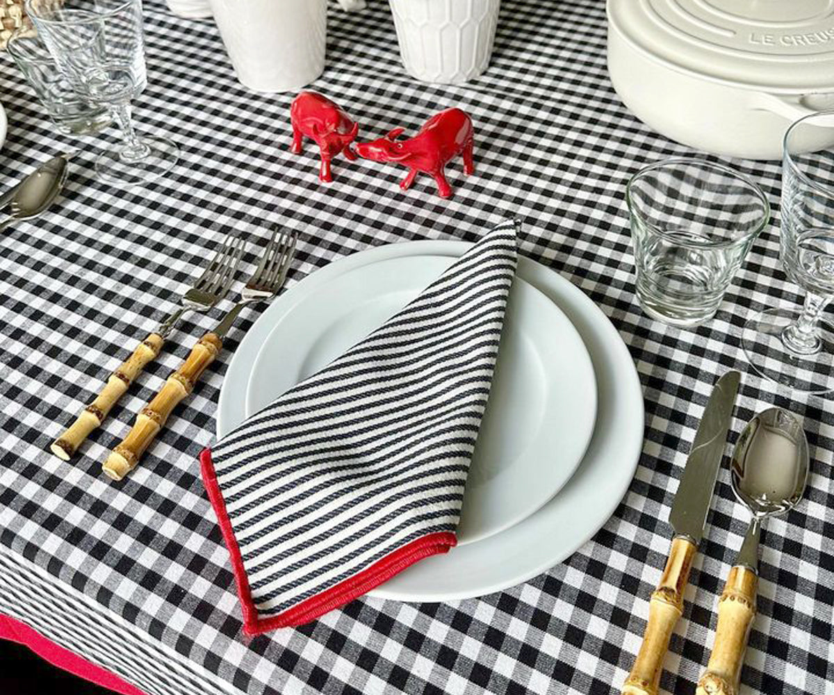 Cozy plaid tablecloth in cotton, perfect for family gatherings. Cozy plaid tablecloth in cotton, perfect for family gatherings.