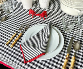 Cozy plaid tablecloth in cotton, perfect for family gatherings.