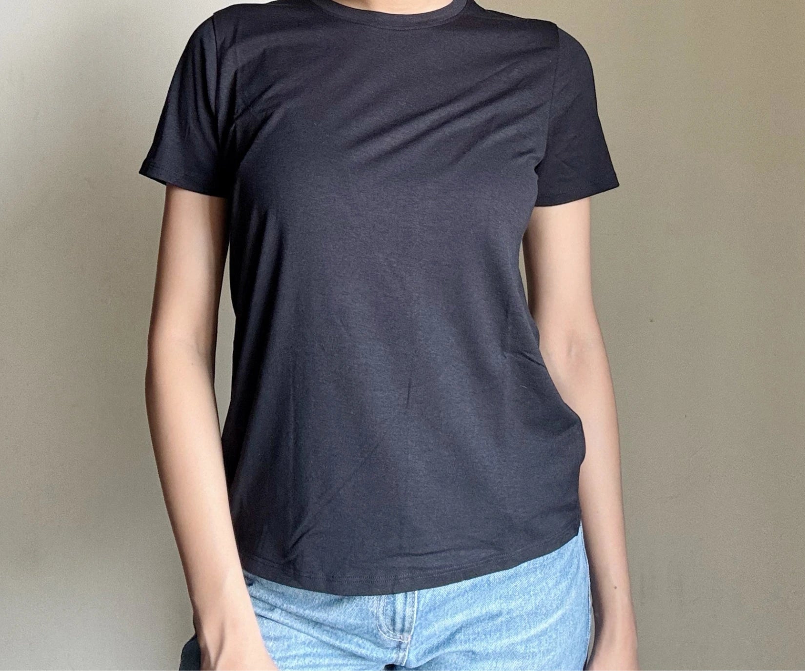 Moisture-wicking black T-shirt made from bamboo cotton Moisture-wicking black T-shirt made from bamboo cotton