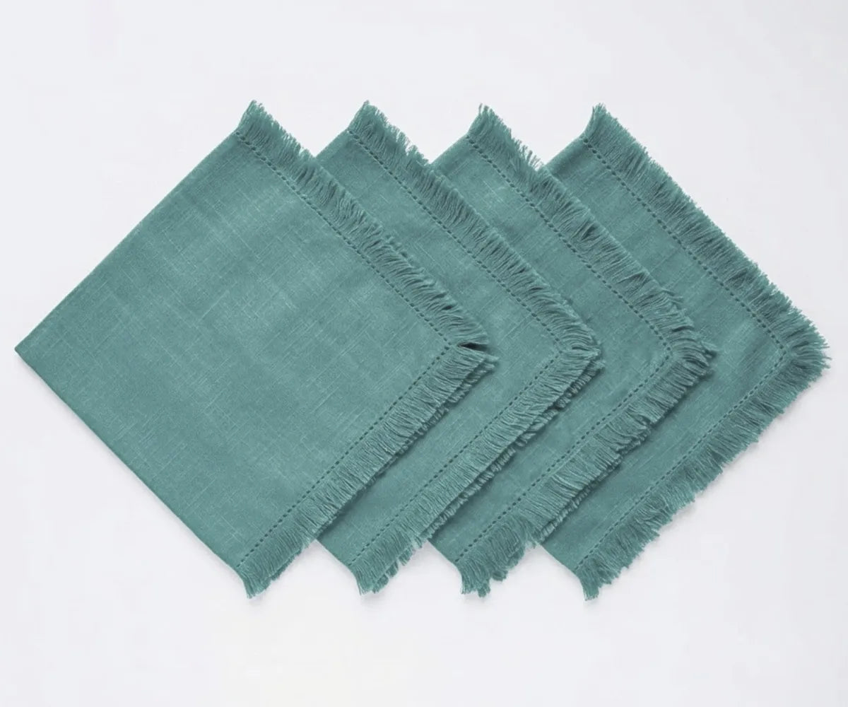 Reusable cotton dining napkins with fringe borders, designed to enhance table presentation for gatherings and celebrations. Reusable cotton dining napkins with fringe borders, designed to enhance table presentation for gatherings and celebrations.
