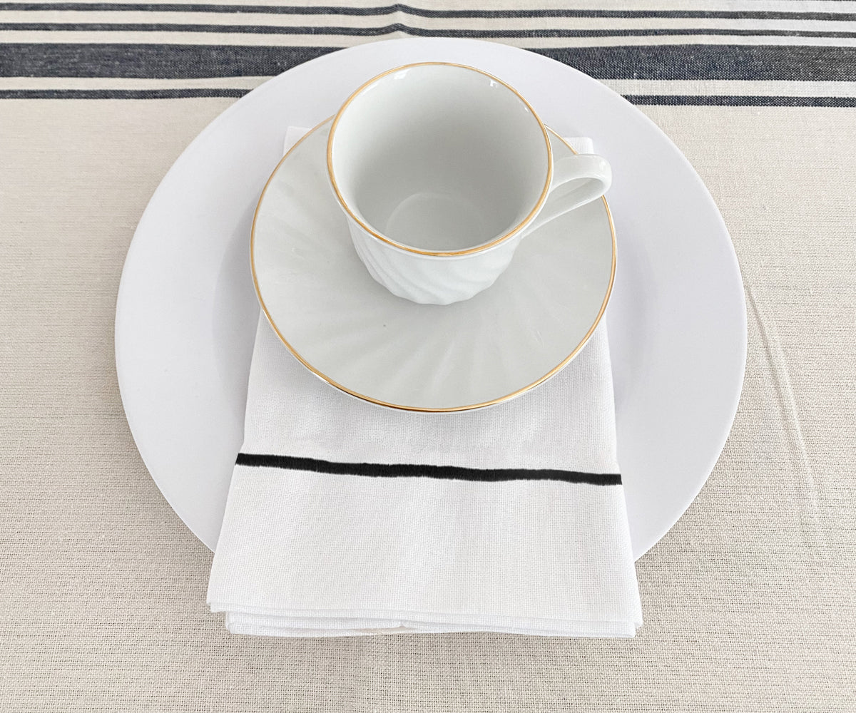 Dress up your table with white napkins adorned with seasonal decorations, perfect for festive gatherings with family and friends. Dress up your table with white napkins adorned with seasonal decorations, perfect for festive gatherings with family and friends.