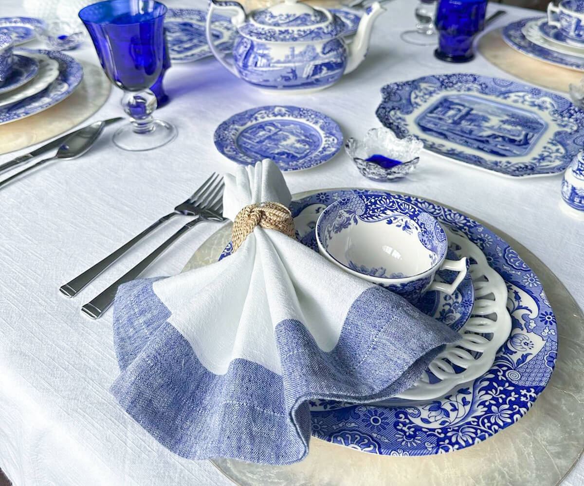 Set the table for a special occasion with beautiful linen napkins. Set the table for a special occasion with beautiful linen napkins.