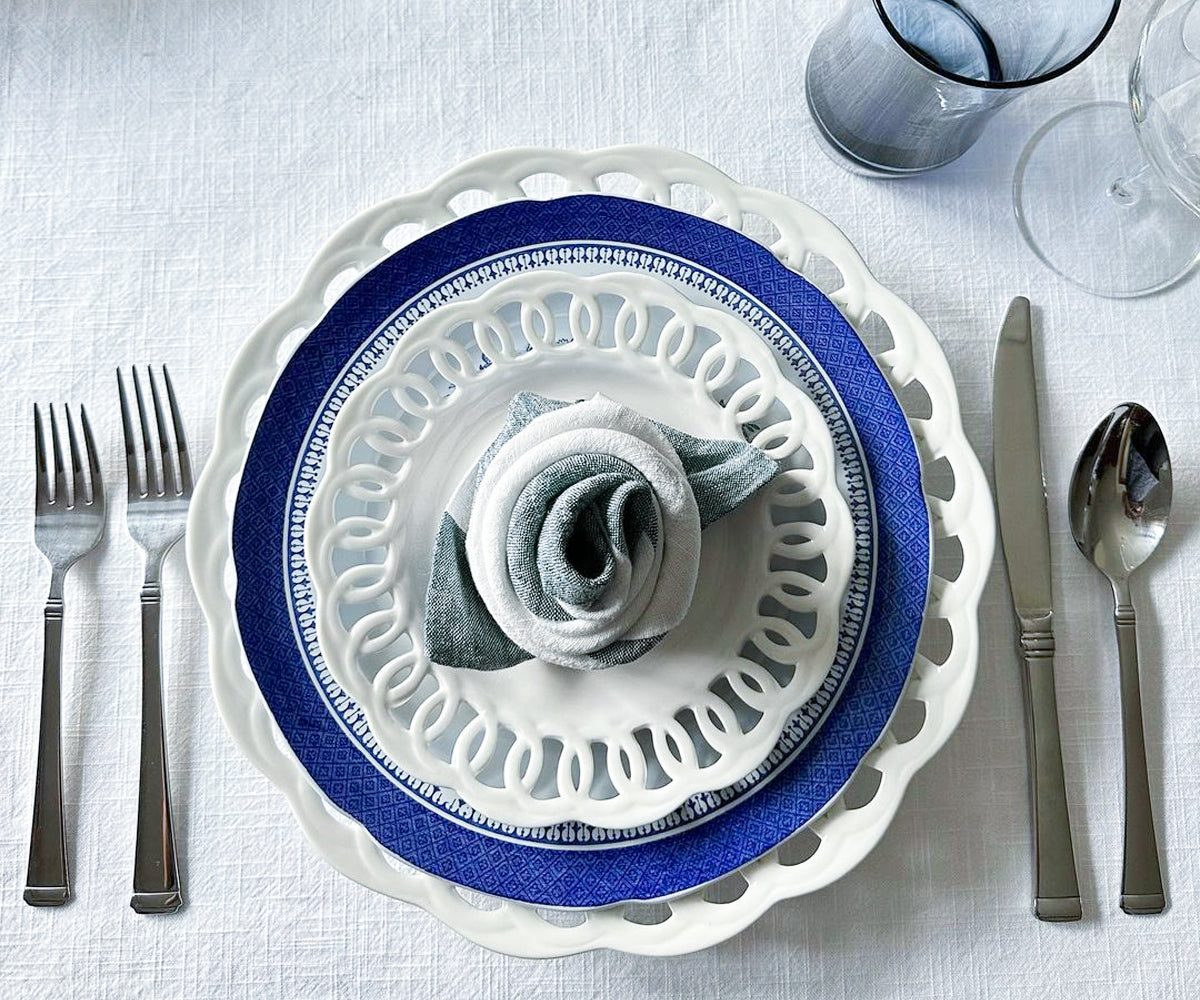 Timelessly elegant linen napkins, perfect for adding a touch of sophistication to your table setting. Timelessly elegant linen napkins, perfect for adding a touch of sophistication to your table setting.