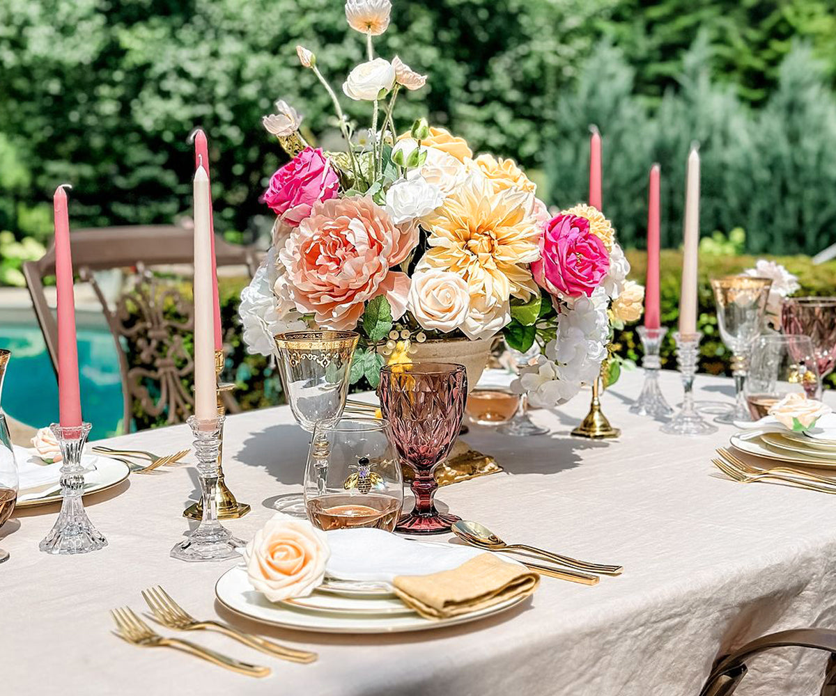 Set of 8 linen dinner napkins displayed with tableware Set of 8 linen dinner napkins displayed with tableware