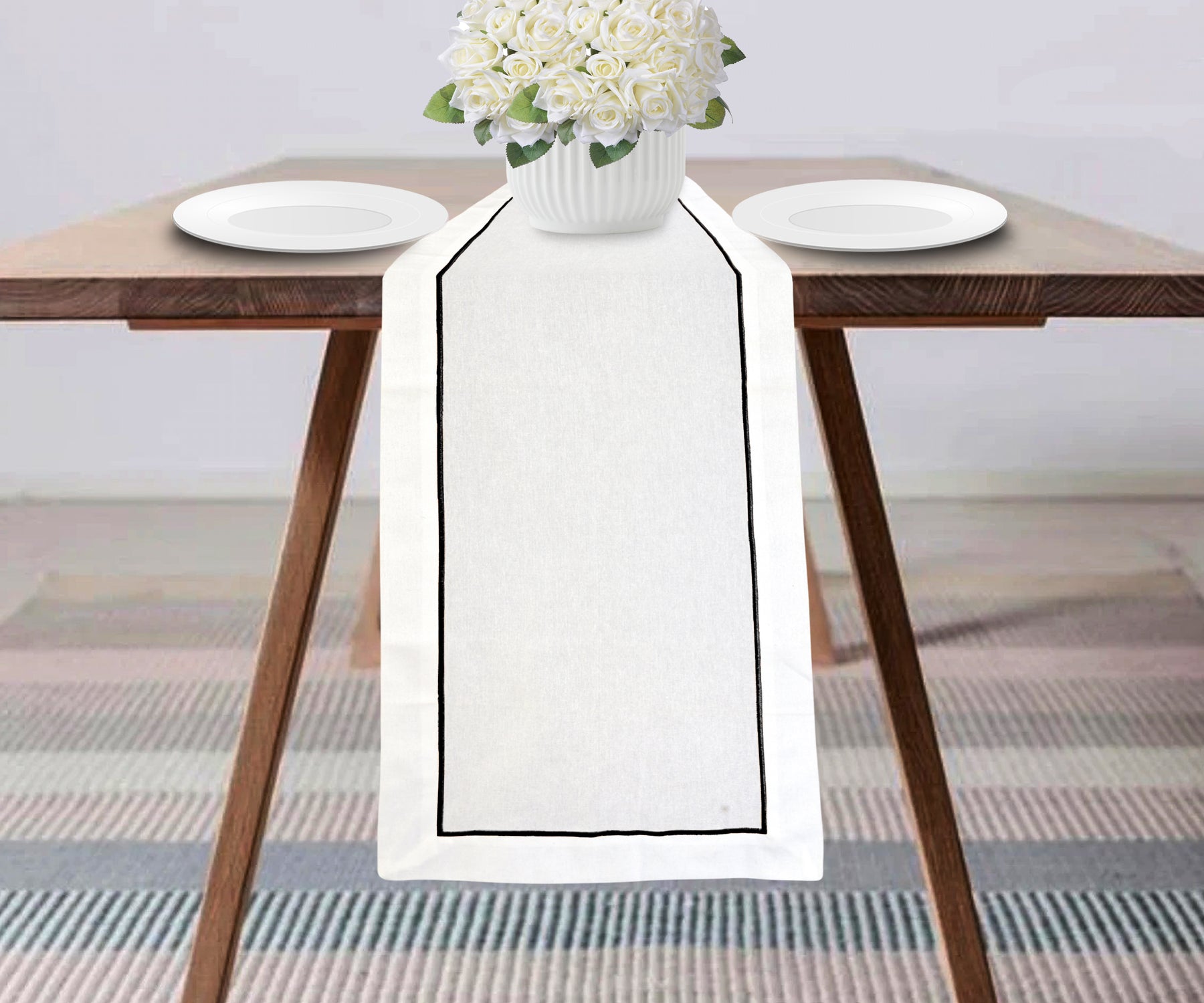 Elegant and versatile cotton table runner for any occasion. Elegant and versatile cotton table runner for any occasion.