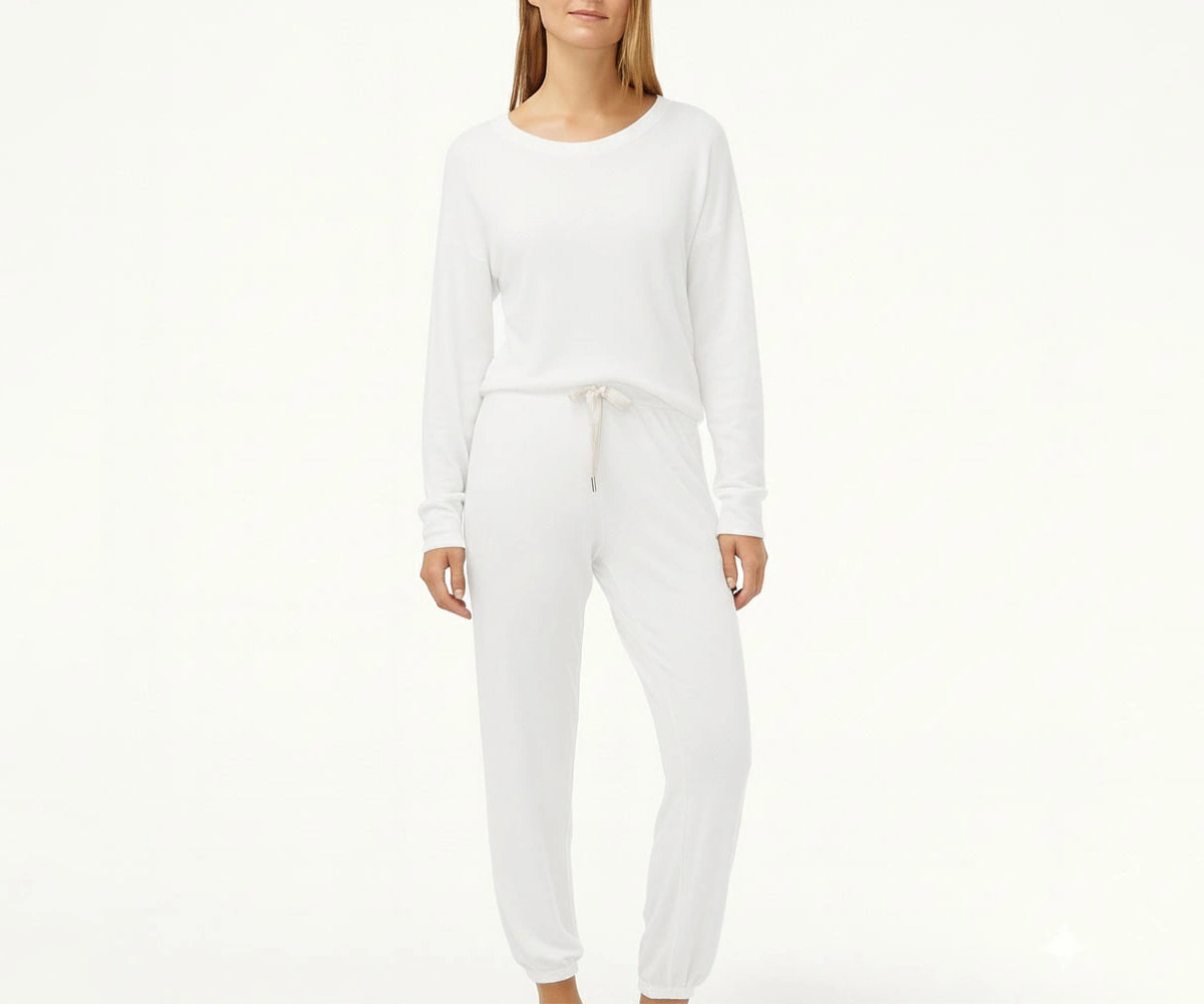 White women’s pyjama set in soft TENCEL modal fabric for cool, breathable nightwear White women’s pyjama set in soft TENCEL modal fabric for cool, breathable nightwear