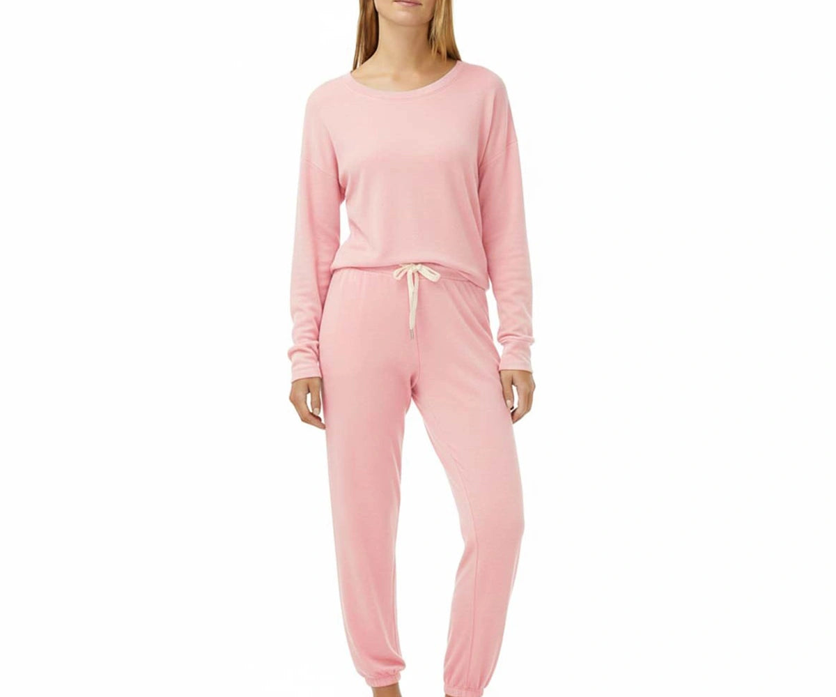 Women’s pink sleepwear set with breathable lightweight material for lounging Women’s pink sleepwear set with breathable lightweight material for lounging