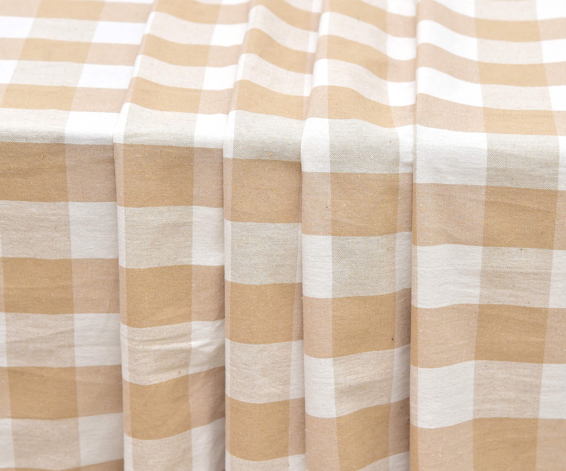 Elevate your dining experience with our sophisticated white and black tablecloths, ideal for any occasion. Elevate your dining experience with our sophisticated white and black tablecloths, ideal for any occasion.